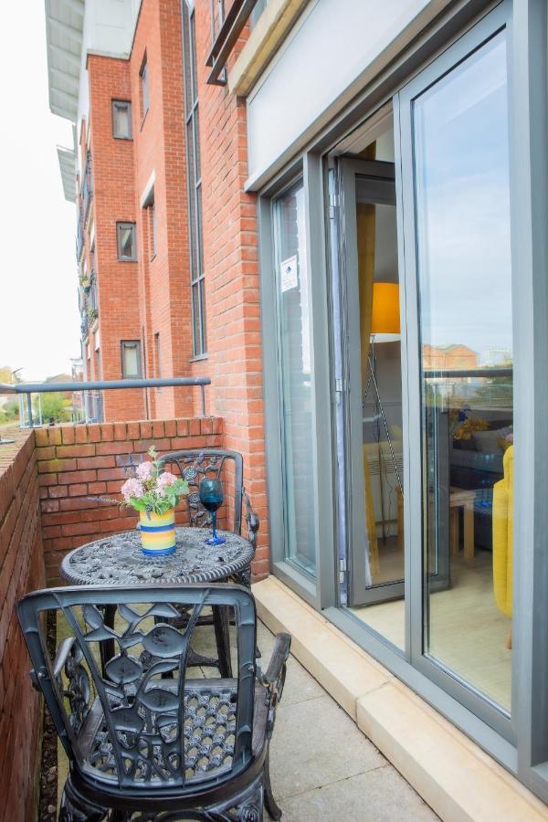 Newly Furnished Appartment Near Train Station Вулвергемптон Екстериор снимка